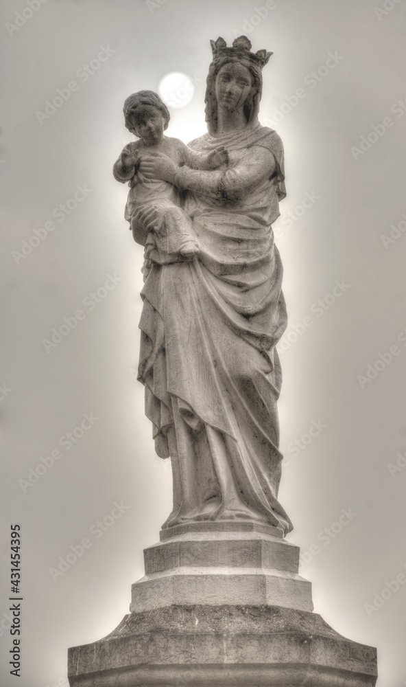 Fototapeta premium Statue de Vierge à l'Enfant au Plantay, Ain, France