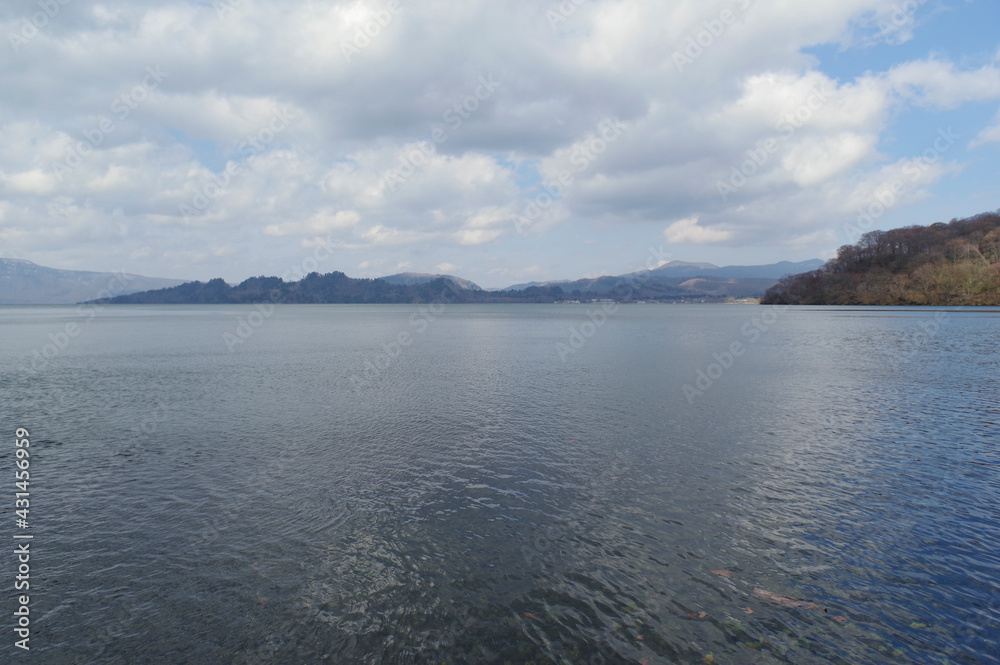 湖畔から見る十和田湖