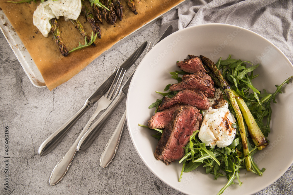 Gerösteter grüner Spargel mit medium rare Rinder Steak Streifen, Rucola ...