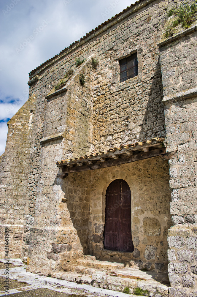 Antigua iglesia de San Pedro del siglo XVII en la villa de Montealegre de Campos, provincia de Valladolid, España