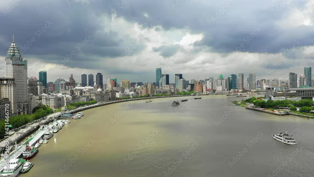 Aerial Shot Of Boats On Huangpu River Amidst Buildings In City, Drone Flying Forward Over Cityscape Against Cloudy Sky - Shanghai, China Aerial Shot Of Boats On Huangpu River Amidst Buildings In City, Drone Flying Forward Over Cityscape Against Cloudy Sky - Shanghai, China