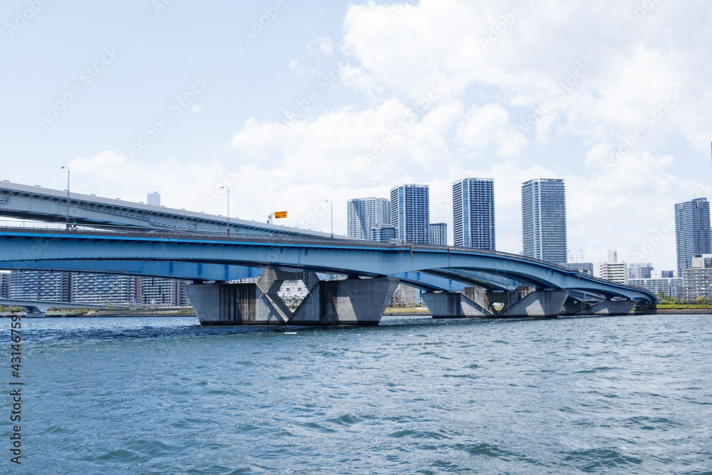 Obraz premium 豊洲ふ頭から見た晴海ふ頭側のビル群と晴海大橋