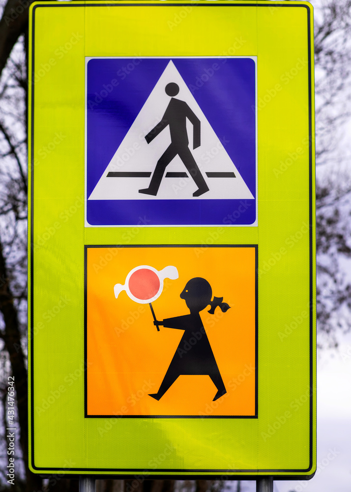 znak drogowy przejście dla pieszych szczególnie uczęszczane przez dzieci D-6 i T-27 - obrazy, fototapety, plakaty 
