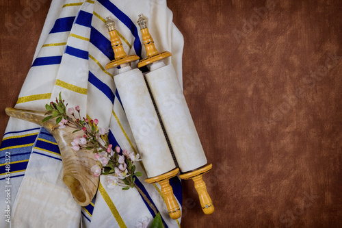 Fotografía Day of jewish holidays symbols prayer shawl tallit, prayer torah scroll book