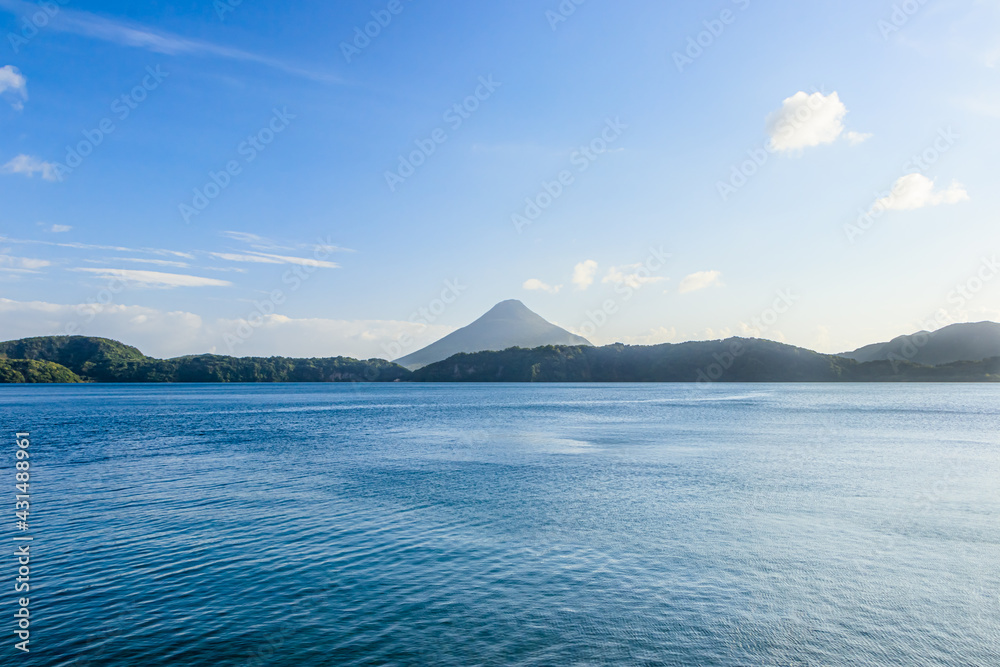 おこへた展望所から見た開聞岳と池田湖　鹿児島県指宿市　Mt.Kaimondake and Lake Ikedako seen from Okoheta Observatory Kagoshima-ken Ibusuki city