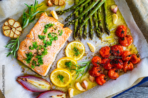 Obraz na plátně Sheet pan dinner - roasted salmon steak with asparagus, lemon ,rosemary, tomatoe