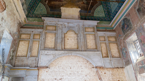 Fotografi iconostasis inside the destroyed church