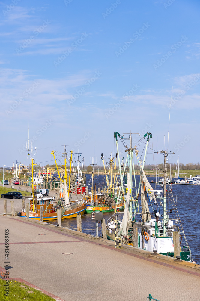 Krabbenkutter im Hafen von Greetsiel, Niedersachsen, Deutschland