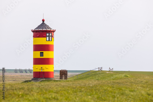 Der Pilsumer Leuchtturm in Greetsiel  Krummhorn  Niedersachsen  Deutschland