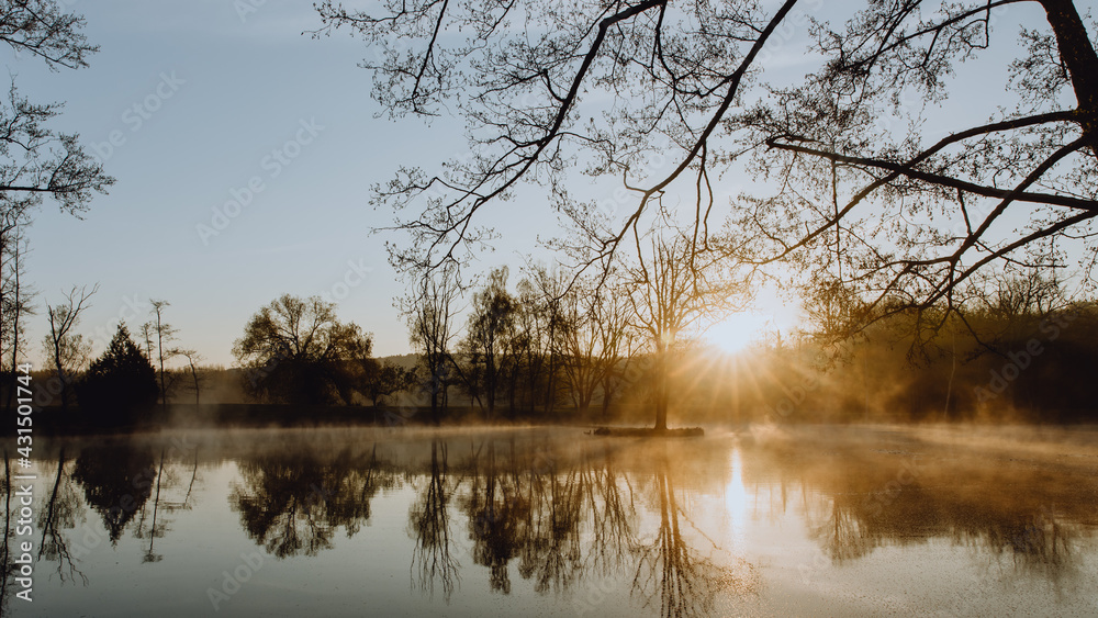 Lever de soleil sur le lac Lever de soleil sur le lac