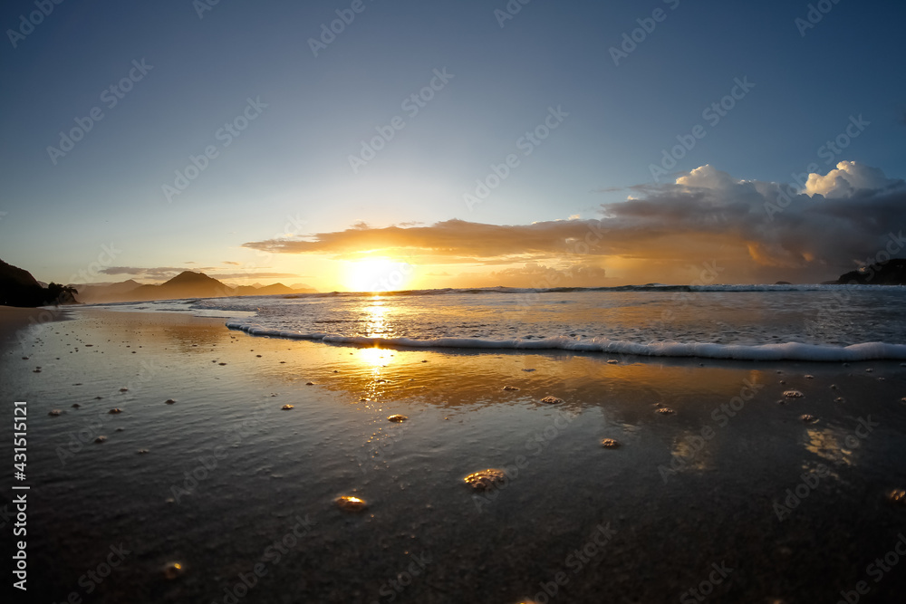 Fototapeta premium Por do sol na praia.