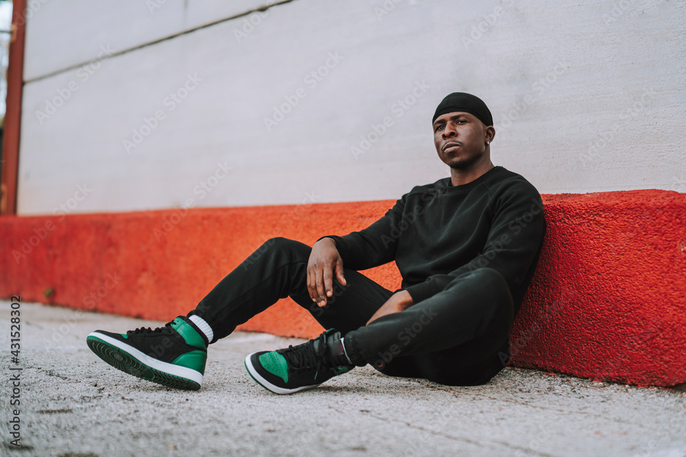 Foto Stock Hombre negro espa ol en ropa casual negra y do rag