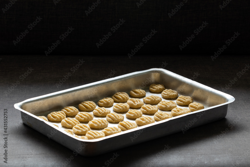 Biscoito caseiro amanteigado cru, numa fôrma de alumínio, antes de ser assado. Biscoito caseiro amanteigado cru, numa fôrma de alumínio, antes de ser assado.
