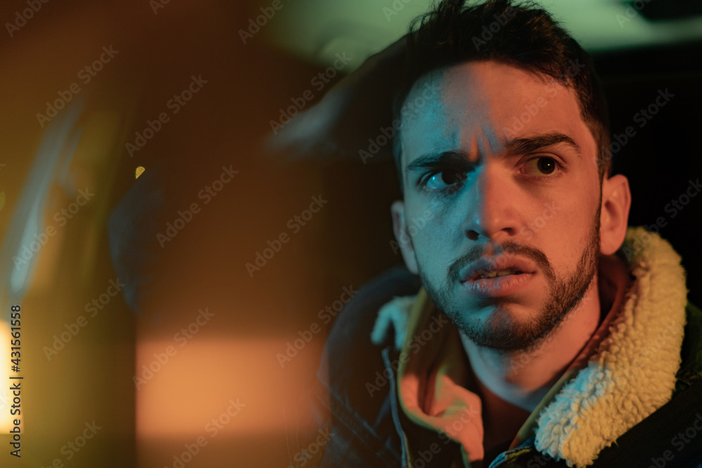 Fototapeta premium chico con rara expresión al volante