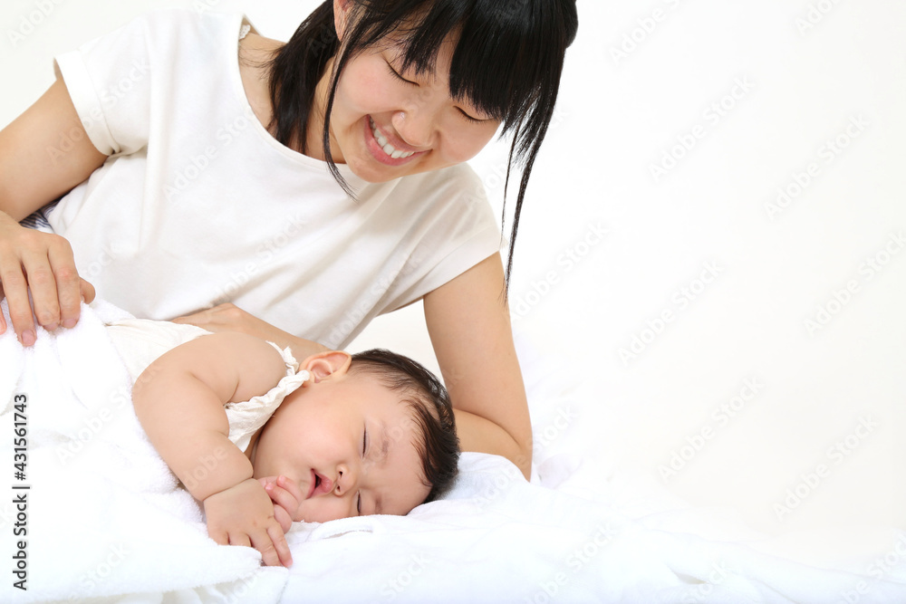 寝ている赤ちゃんに優しく手で触れる母さん。育児、母子、愛情イメージ 寝ている赤ちゃんに優しく手で触れる母さん。育児、母子、愛情イメージ