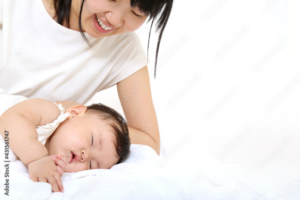 寝ている赤ちゃんに優しく手で触れる母さん。育児、母子、愛情イメージ 寝ている赤ちゃんに優しく手で触れる母さん。育児、母子、愛情イメージ
