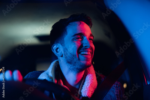 chico joven sonríe mientras le para la policía