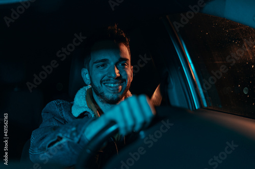 conductor feliz al volante