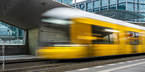 Obraz na płótnie gelbe Strassenbahn im Berliner Strassenverkehr w salonie