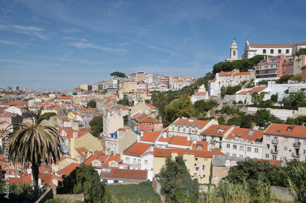 Barrios sobre las colinas de la ciudad de Lisboa enPortugal