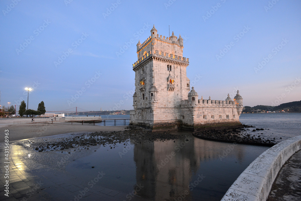 Torre de Belem al atardecer en el estuario del río Tajo  de Lisboa, Portugal