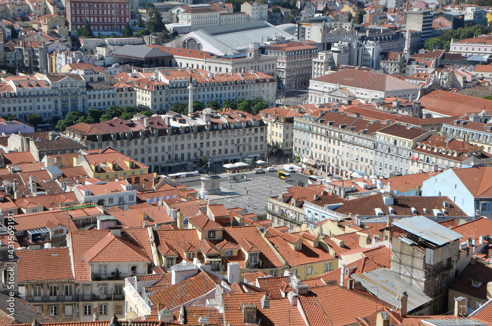 Ciudad y plaza de Figueira vista desde el castillo de San Jorge en la ciudad de Lisboa, Portugal Ciudad y plaza de Figueira vista desde el castillo de San Jorge en la ciudad de Lisboa, Portugal