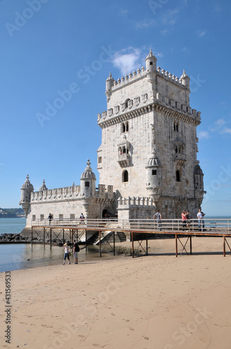 Vista de la hist  rica torre de Belem en la ciudad de Lisboa  Portugal