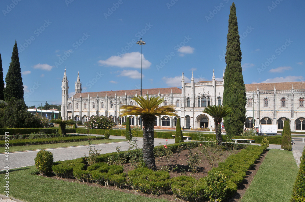 Jardines de la plaza del Imperio y vista del Monasterio de Los Jerónimos en la ciudad de Lisboa, Portugal