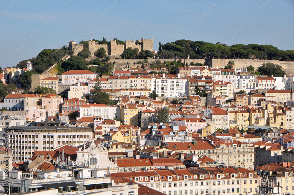 Vista de la ciudad y castillo de San Jorge en Lisboa capital de Portugal