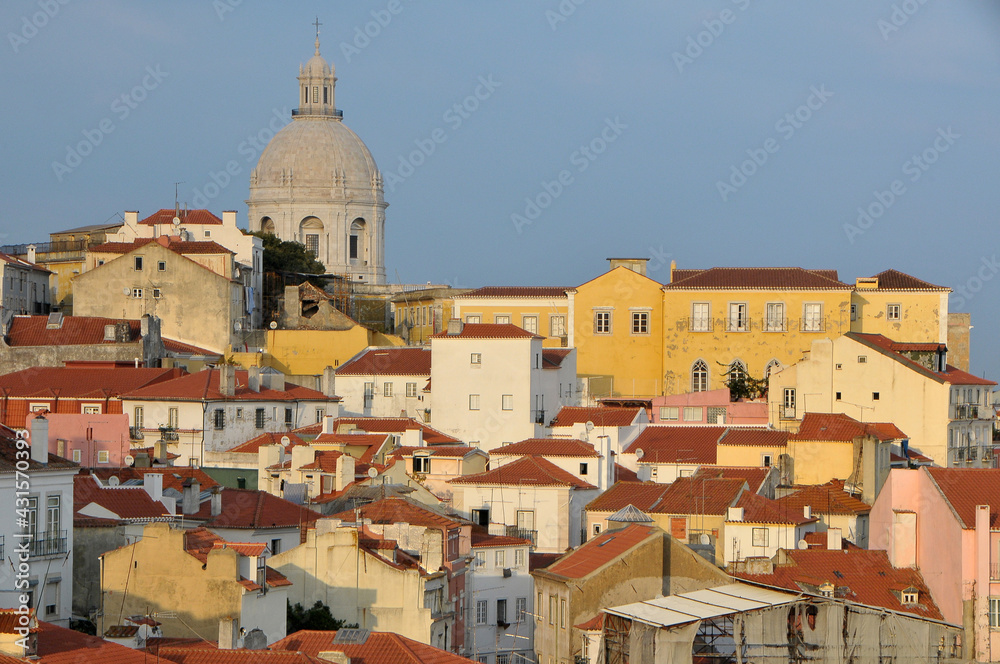 Barrio de Alfama al atardecer en el centro histórico de la ciudad de Lisboa capital de Portugal