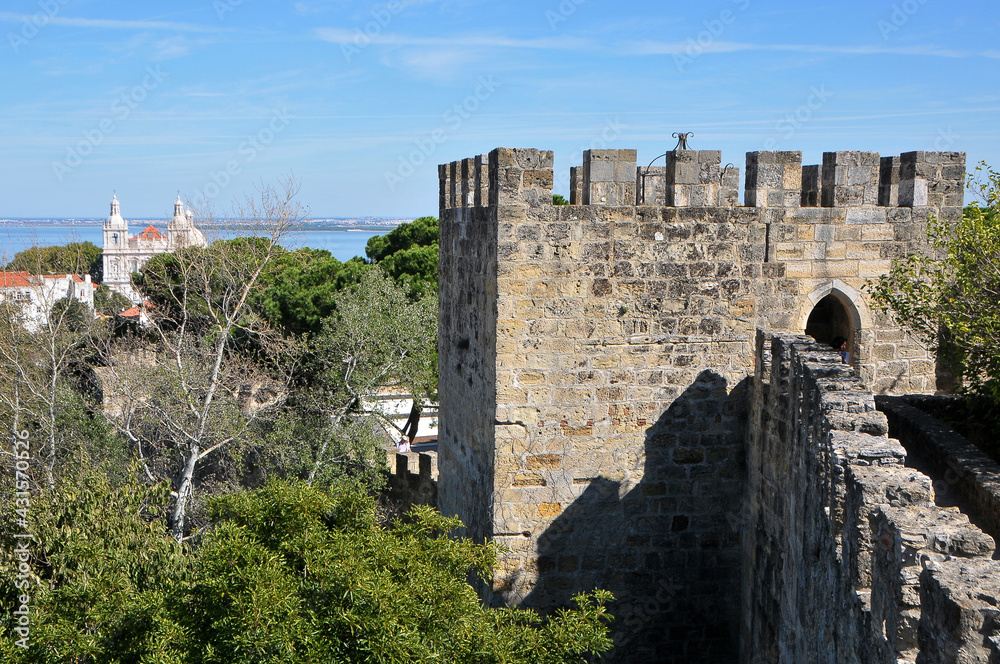 Murallas del castillo de San Jorge en el centro histórico de Lisboa, Portugal