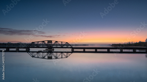 Pont au coucher de soleil