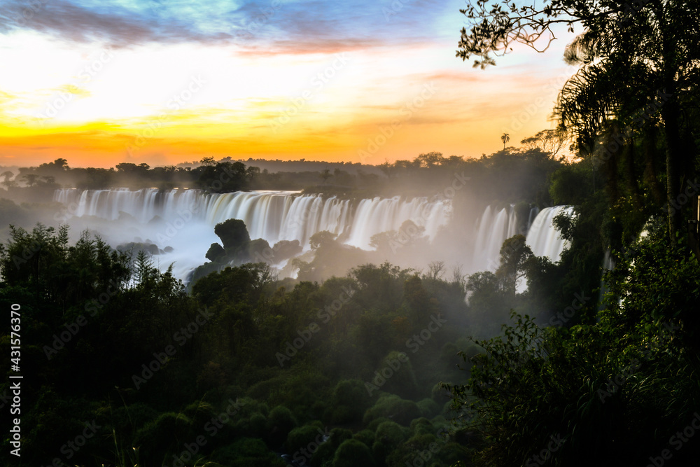 Cataratas del Iguazu atardecer