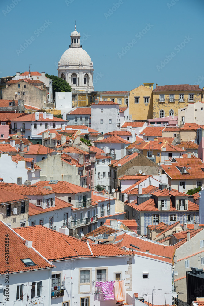 Vista del barrio de Alfama desde barrio Alto en la ciudad de Lisboa, Portugal