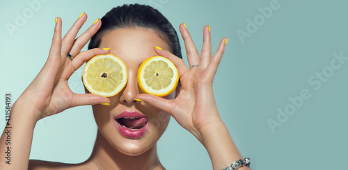 Fotografia Beautiful healthy girl with slices of lemon citrus fruit, food, cosmetics