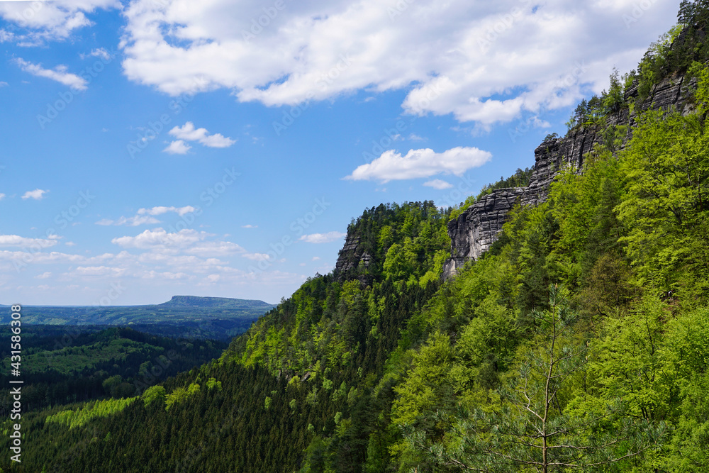 Naklejka premium Czeska Szwajcaria góry na tle błękitnego nieba