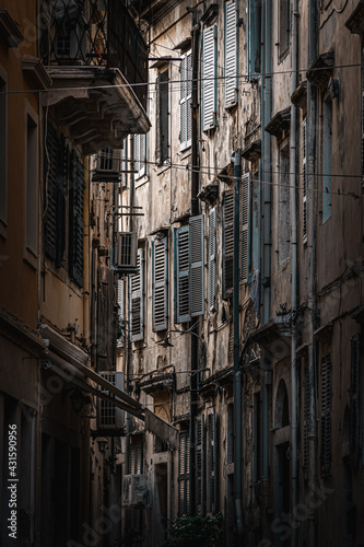 Ciasna uliczka w Korfu