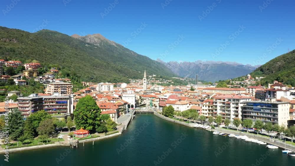 Le gros plan sur la ville de Omegna au bord de lac d'Orta dans le Piémont, vers les Alpes, en Italie, en drone et à l'automne lors d'une belle journée sous le Soleil.