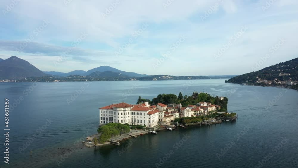L'île Isola Bella dans les Îles Borromées sur le lac Majeur et la ville de Stresa vers Stresa, dans le Piémont, en Italie, en drone et à l'été.