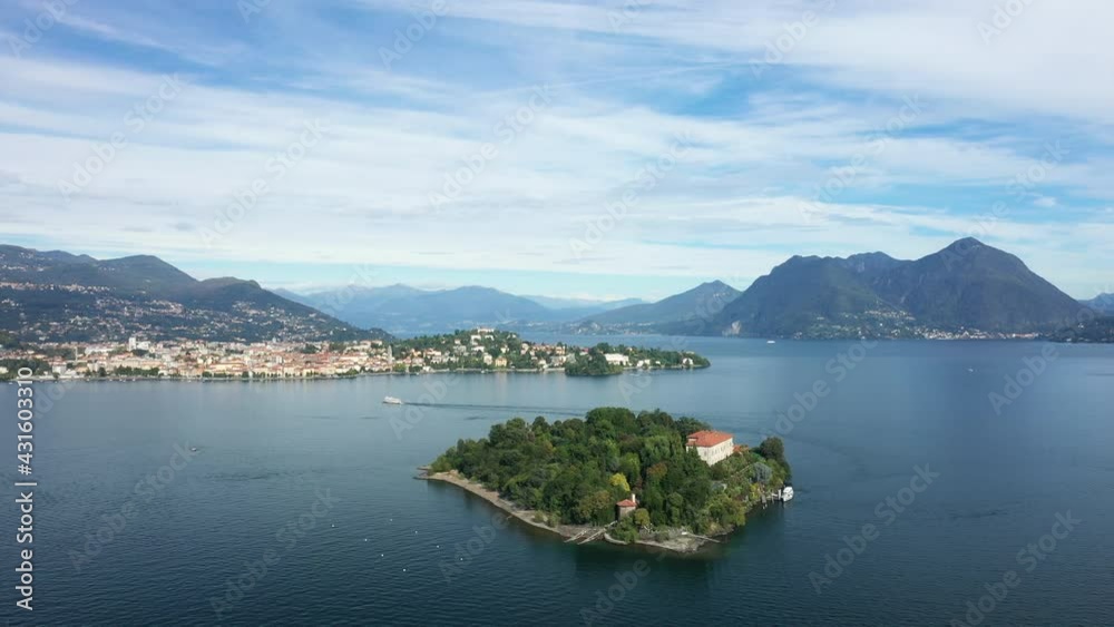 L'île Isola Madre (Isola Maggiore) dans les Îles Borromées sur le lac Majeur et la ville de Verbano dans le Piémont, en Italie, en drone et à l'été lors d'une journée sous le Soleil. L'île Isola Madre (Isola Maggiore) dans les Îles Borromées sur le lac Majeur et la ville de Verbano dans le Piémont, en Italie, en drone et à l'été lors d'une journée sous le Soleil.