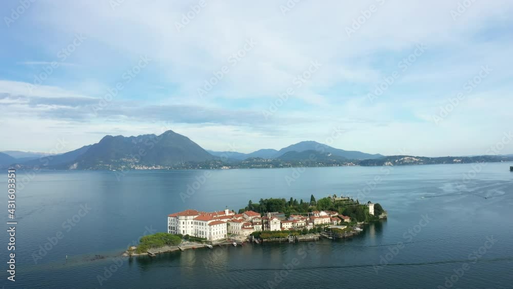 L'île Isola Bella dans les Îles Borromées sur le lac Majeur vers Stresa, dans le Piémont, en Italie, en drone et à l'été.