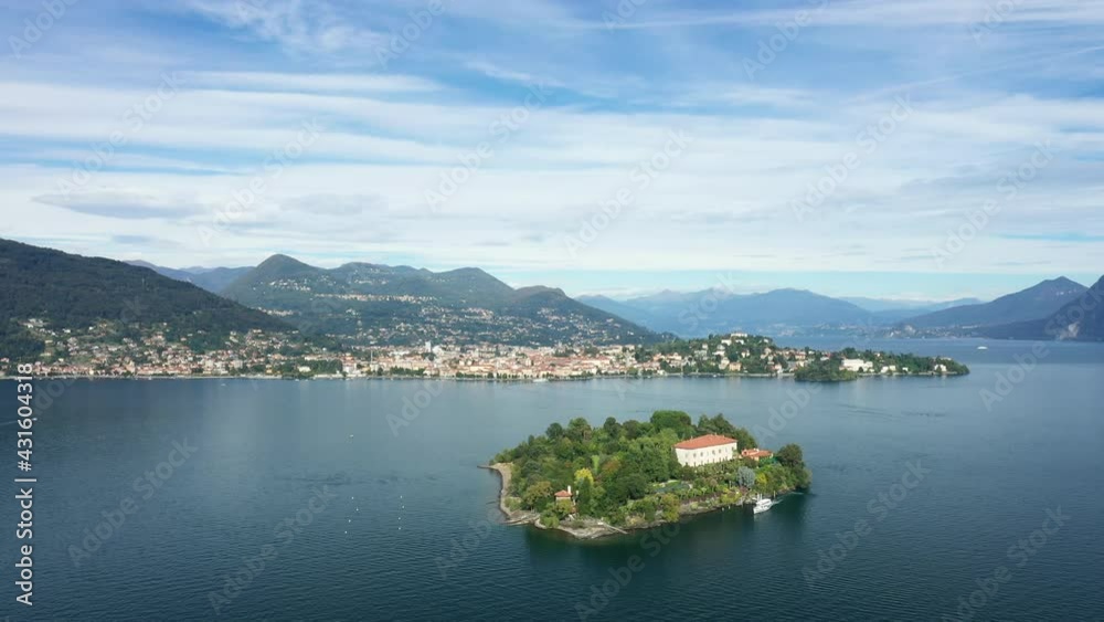 L'île Isola Madre (Isola Maggiore) dans les Îles Borromées sur le lac Majeur vers Verbano dans le Piémont, en Italie, en drone et à l'été.