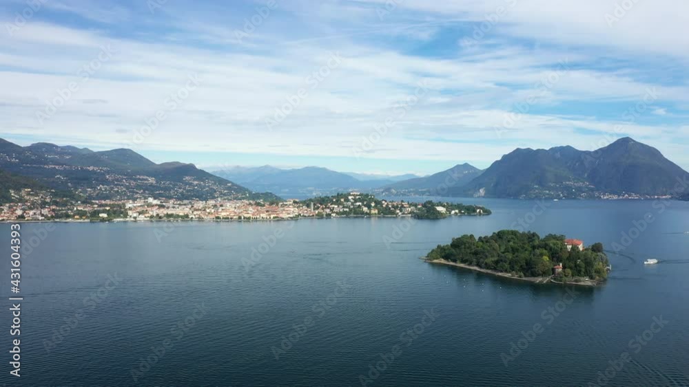 L'île Isola Madre (Isola Maggiore) dans les Îles Borromées sur le lac Majeur vers Verbano dans le Piémont, en Italie, en drone et à l'été.