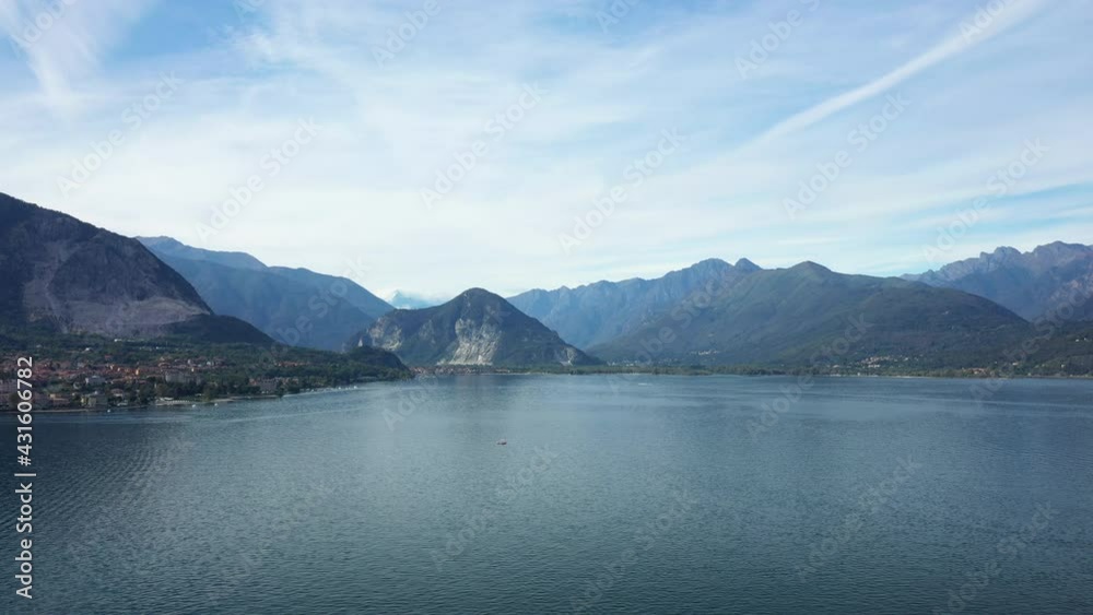 Le lac Majeur vers Stresa, dans le Piémont, en Italie, en drone et à l'été lors d'une journée sous le Soleil. Le lac Majeur vers Stresa, dans le Piémont, en Italie, en drone et à l'été lors d'une journée sous le Soleil.