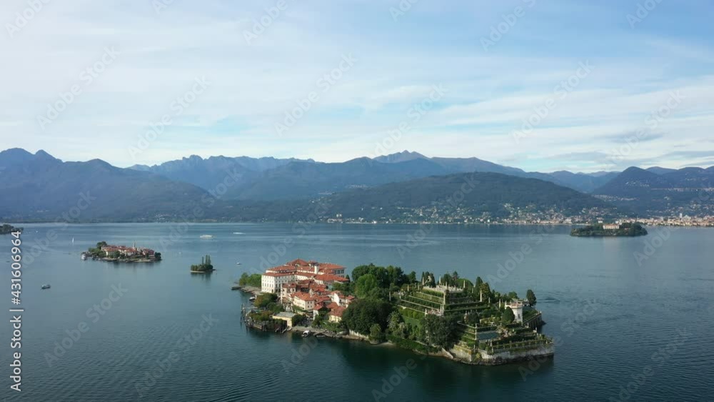 L'île Isola Bella et les autres îles Borromées sur le lac Majeur vers Stresa, dans le Piémont, en Italie, en drone et à l'été