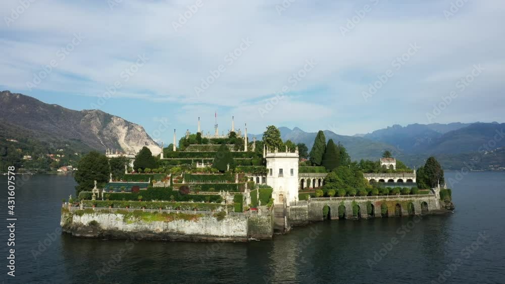 L'île Isola Bella et ses jardins dans les Îles Borromées sur le lac Majeur entouré par les montagnes vers Stresa, dans le Piémont, en Italie, en drone et à l'été