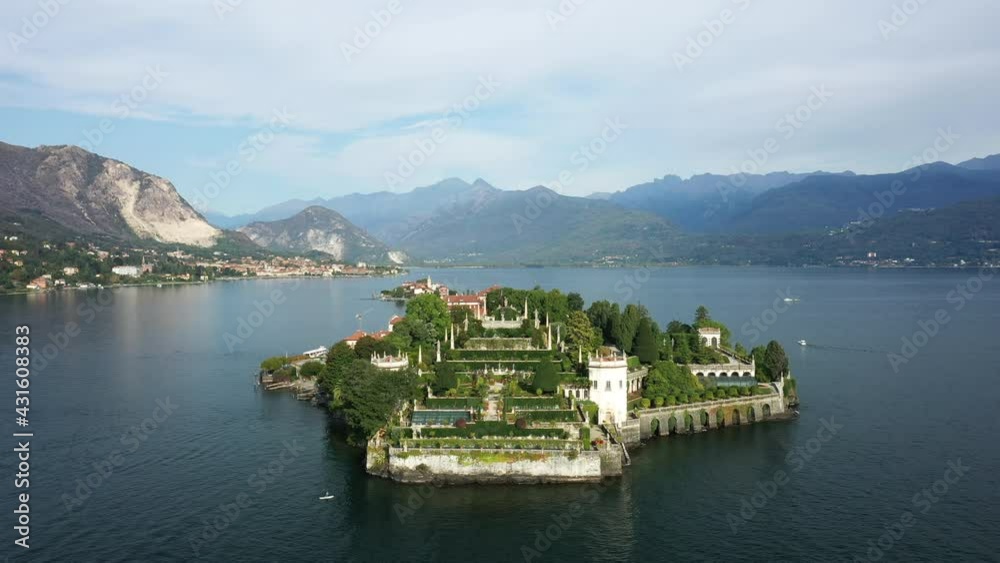 L'île Isola Bella dans les Îles Borromées sur le lac Majeur entouré par les montagnes vers Stresa, dans le Piémont, en Italie, en drone et à l'été