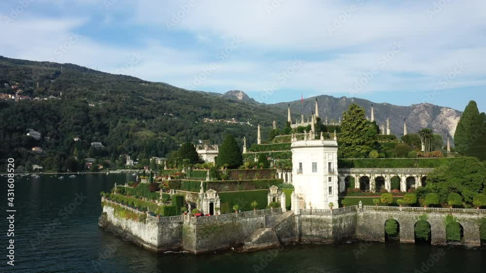 L'île Isola Bella, sa tour et ses jardins dans les Îles Borromées sur le lac Majeur vers Stresa, dans le Piémont, en Italie, en drone et à l'été