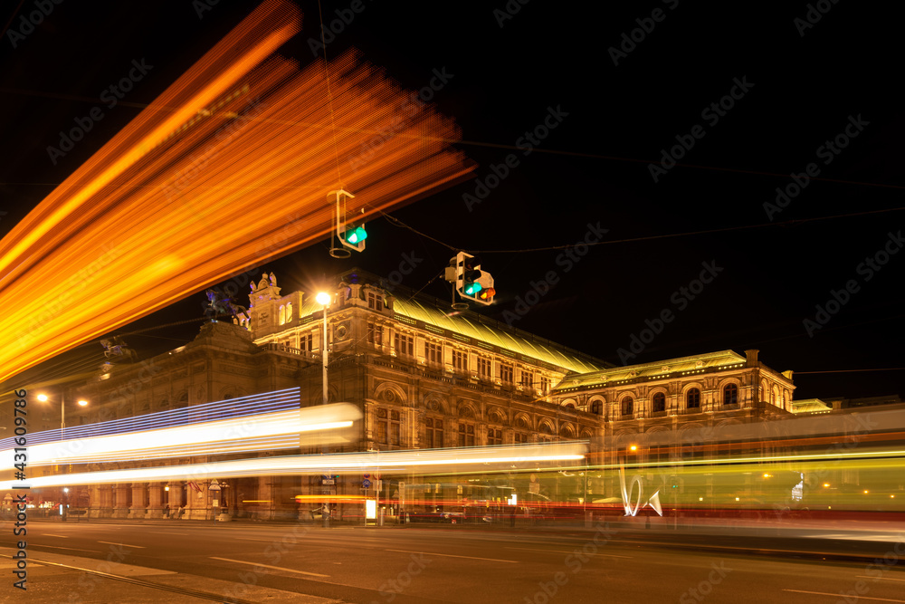 Fototapeta premium Wiener Oper mit Tram bei Nacht