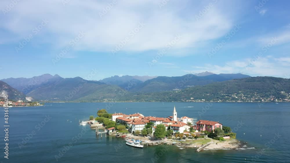 L'île des pêcheurs (Isola dei Pescatori ou Isola Superiore) dans les Îles Borromées sur le lac Majeur dans le Piémont, en Italie, en drone et à l'été lors d'une journée sous le Soleil.